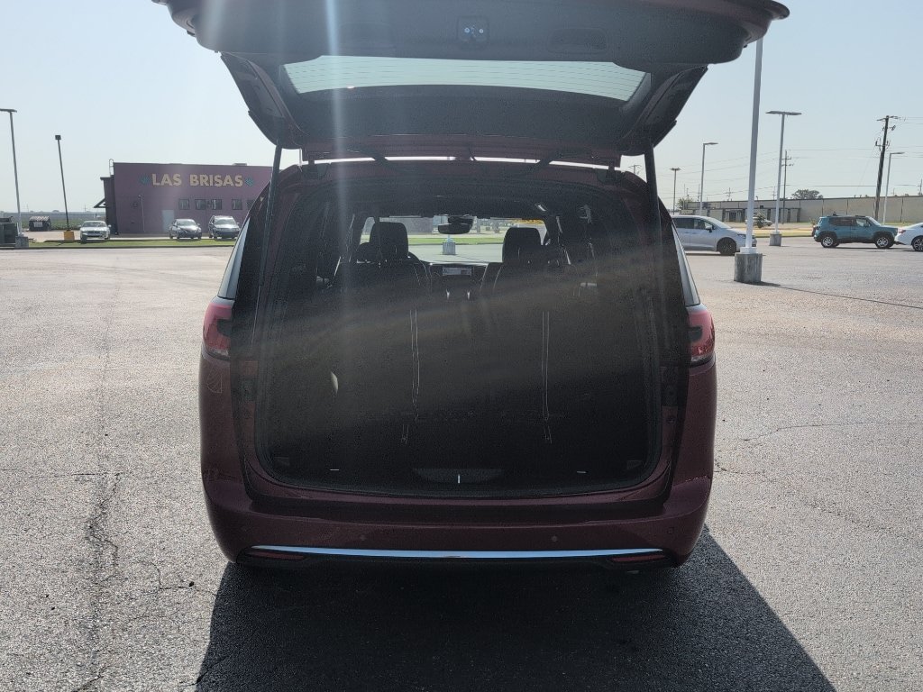 Used 2025 Chrysler Pacifica Select FWD image 13