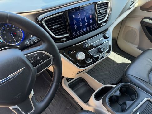 Used 2017 Chrysler Pacifica Touring-L Plus w/ Tire & Wheel Group image 33