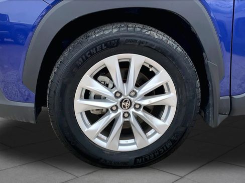 Used 2025 Toyota Corolla Cross LE FWD image 11