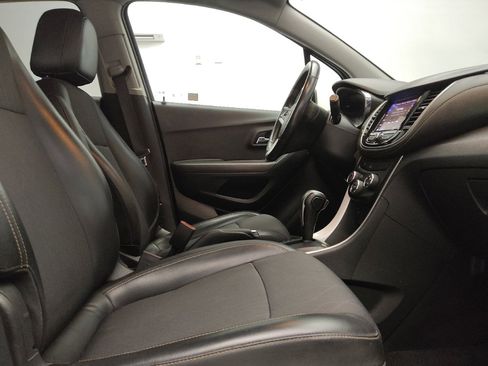 Used 2020 Chevrolet Trax LT w/ LT Convenience Package FWD image 21