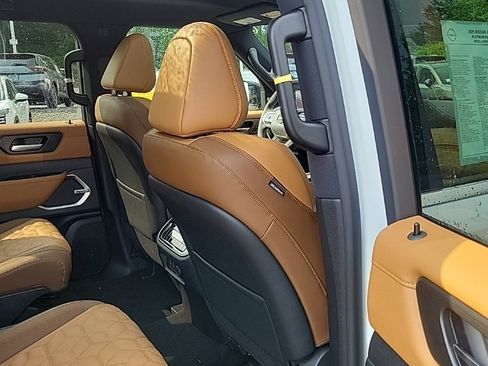 Used 2025 Nissan Armada Platinum Reserve image 38