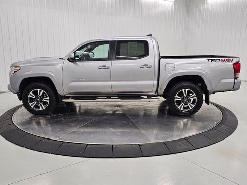 Used 2017 Toyota Tacoma TRD Sport w/ Tow Package (A/T) AWD/4WD image 2