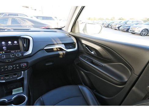 Used 2024 GMC Terrain SLT image 9