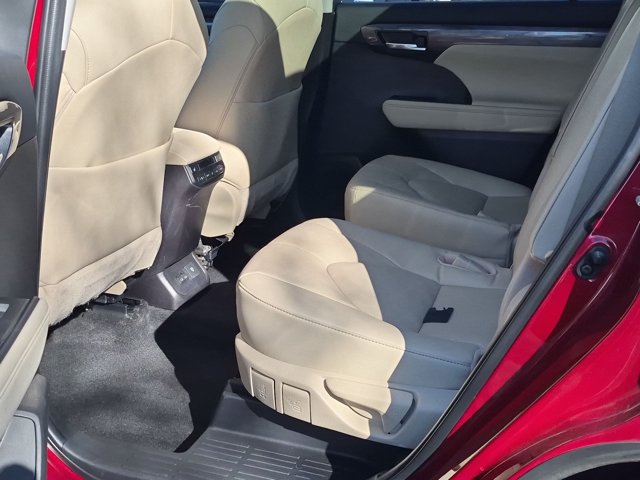 Certified 2023 Toyota Highlander Platinum AWD/4WD image 17