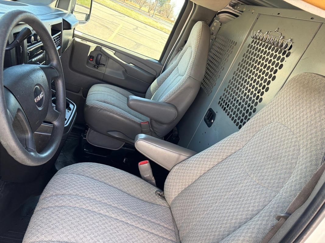 Used 2009 GMC Savana 3500 RWD image 12