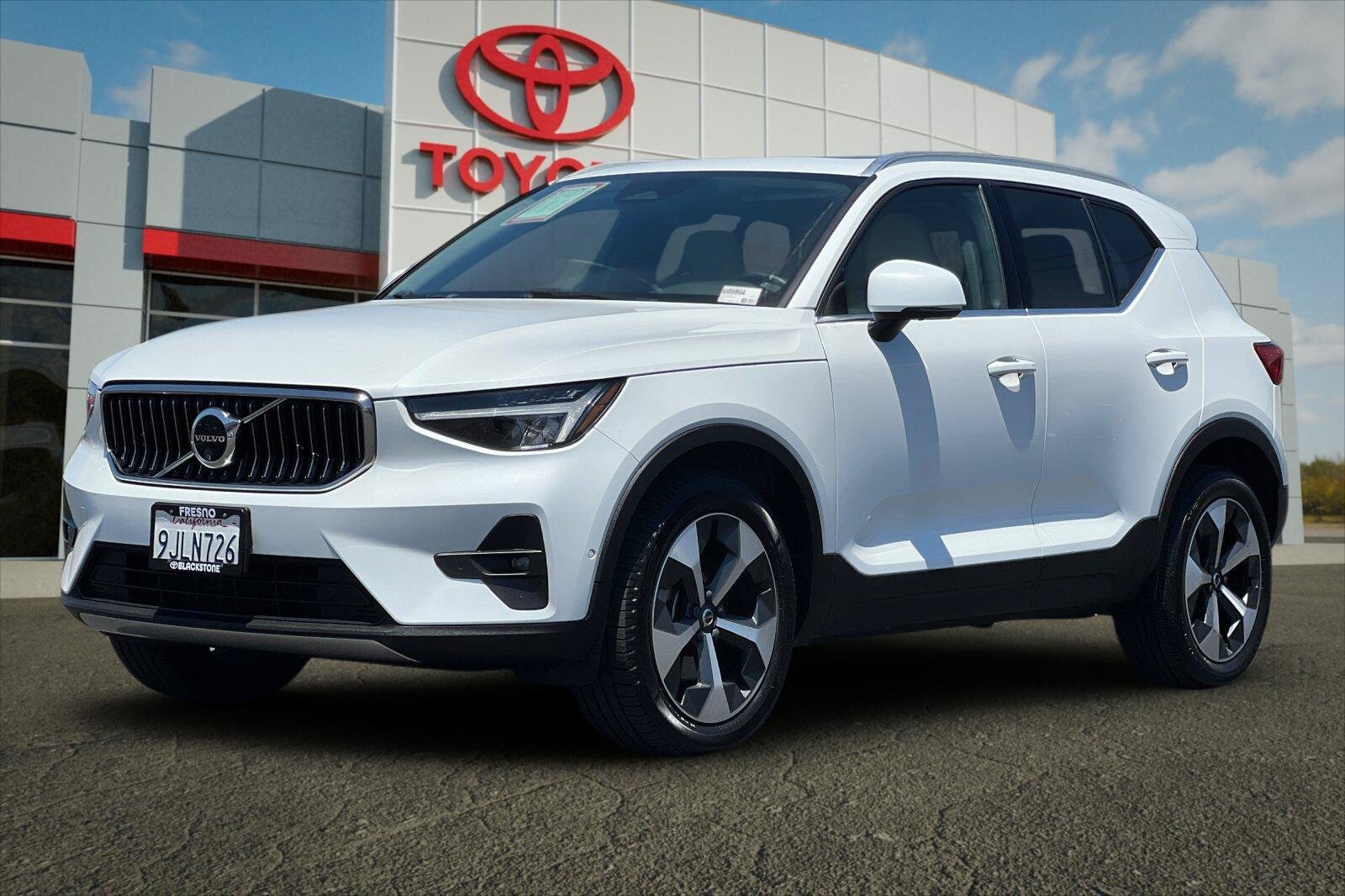 Used 2024 Volvo XC40 B5 Plus AWD/4WD image 7
