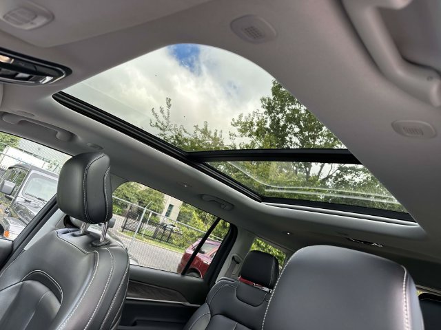 Used 2023 Jeep Grand Cherokee L Limited AWD/4WD image 18