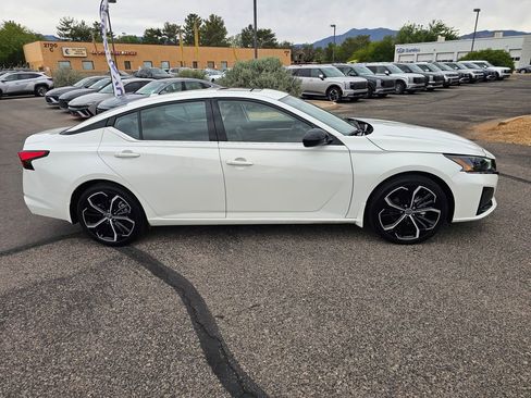 Used 2023 Nissan Altima 2.5 SR w/ SR Premium Package FWD image 6