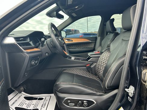 Used 2023 Jeep Grand Cherokee Summit image 9