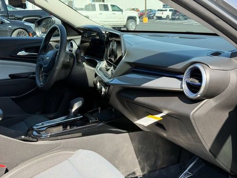 Used 2025 Chevrolet Trax LT FWD image 17