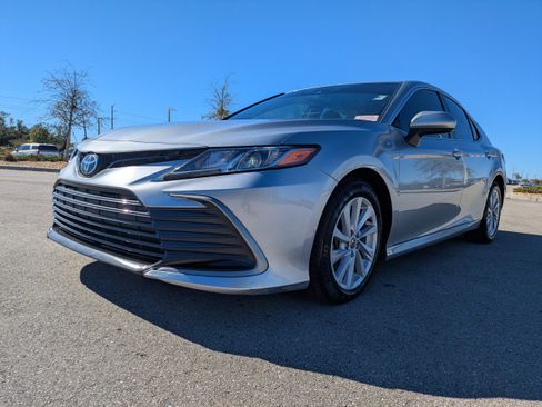 Used 2022 Toyota Camry LE image 9