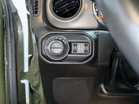 Used 2022 Jeep Gladiator Sport image 16