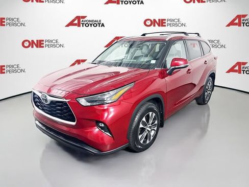 Used 2023 Toyota Highlander XLE AWD/4WD image 3
