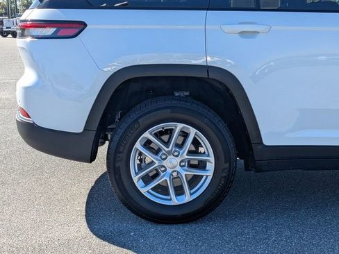 Used 2025 Jeep Grand Cherokee Laredo X image 12