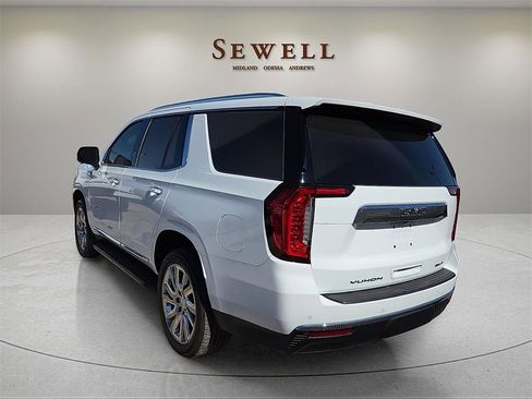 Used 2021 GMC Yukon SLT w/ SLT Luxury Plus Package image 3