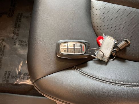 Used 2025 Chrysler Pacifica Select image 18