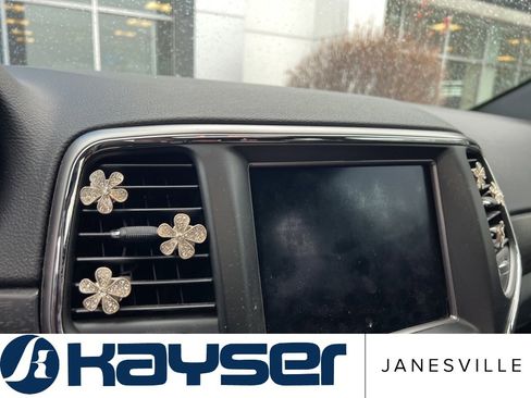 Used 2018 Jeep Grand Cherokee Laredo image 12