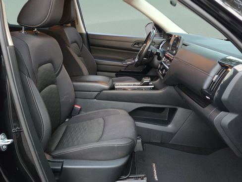 Used 2024 Nissan Pathfinder SV image 16