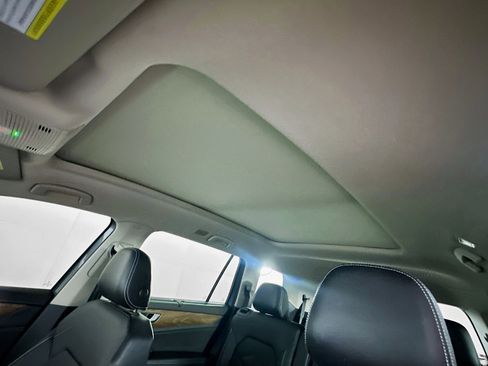 Used 2024 Volkswagen Atlas SE w/ Panoramic Sunroof Package FWD image 26