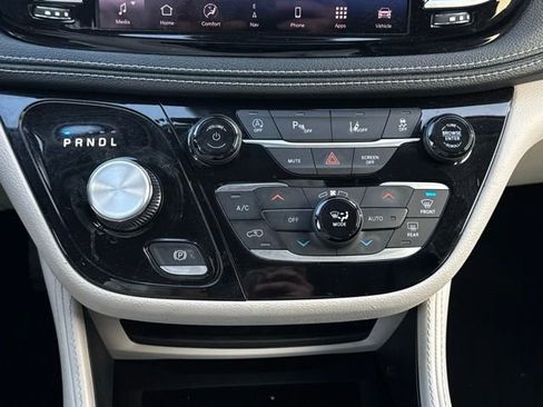 Used 2023 Chrysler Pacifica Limited image 38