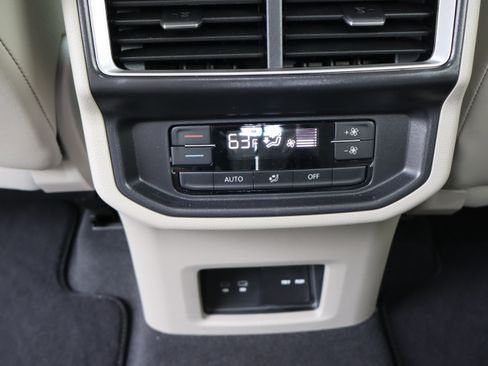 Used 2024 Volkswagen Atlas SE image 34