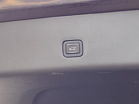 Used 2021 Chevrolet Traverse LT image 24