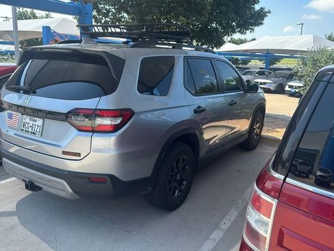 Used 2025 Honda Pilot TrailSport image 2