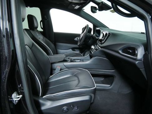Used 2025 Chrysler Pacifica Limited FWD image 12