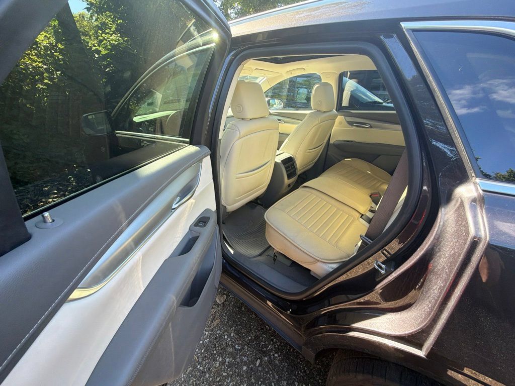 Used 2018 Cadillac XT5 Luxury w/ Driver Awareness Package FWD image 11