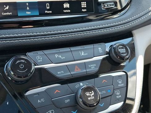 Used 2023 Chrysler Pacifica Limited FWD image 25
