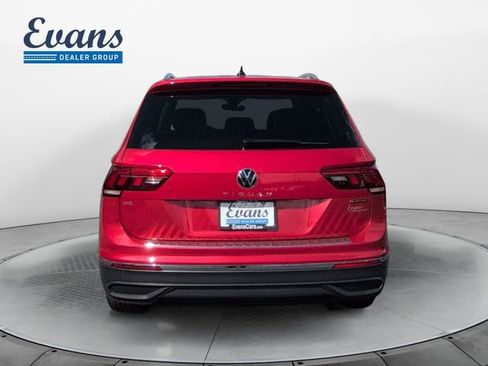 Used 2024 Volkswagen Tiguan SE w/ Panoramic Sunroof Package image 5