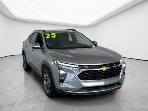 Used 2025 Chevrolet Trax LT FWD image 1