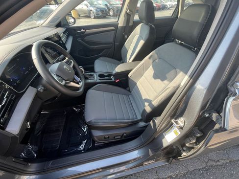 Used 2025 Volkswagen Jetta SE image 32