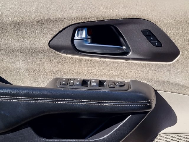 Used 2021 Chrysler Pacifica Touring-L FWD image 8