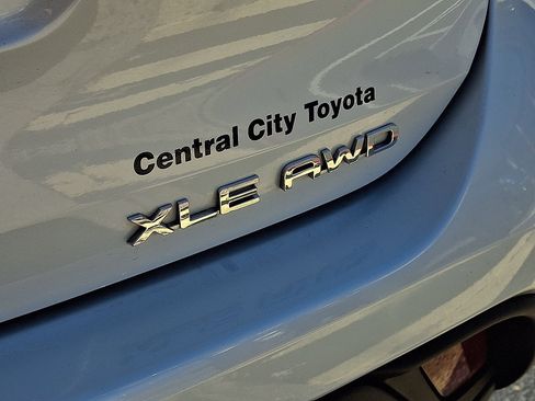 Used 2021 Toyota Highlander XLE AWD/4WD image 31