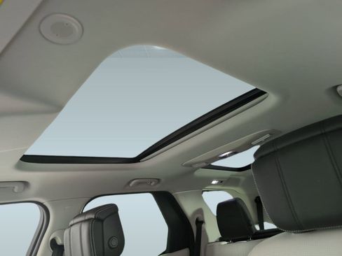 Used 2025 Land Rover Discovery Dynamic SE image 13