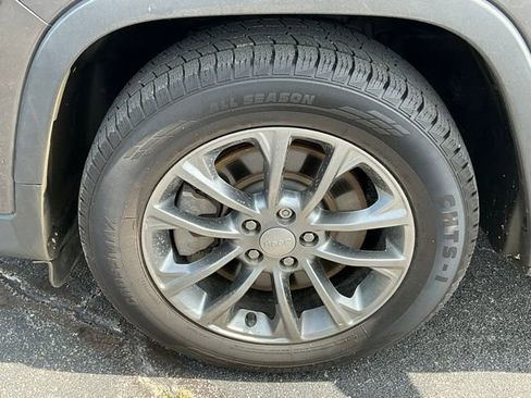 Used 2019 Jeep Cherokee Latitude Plus FWD image 8