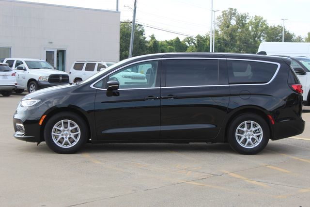 Used 2025 Chrysler Pacifica Select FWD image 2