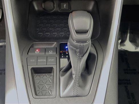 Used 2022 Toyota RAV4 LE image 23