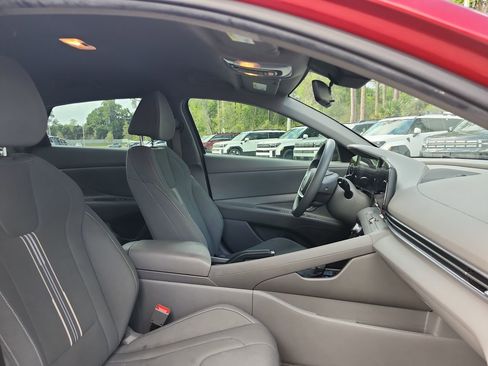 Used 2024 Hyundai Elantra SEL image 18