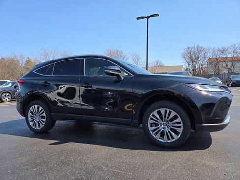 Used 2022 Toyota Venza XLE image 3
