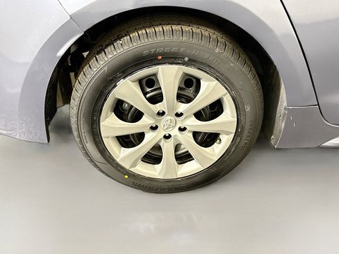 Used 2025 Toyota Corolla LE w/ Convenience Package image 33