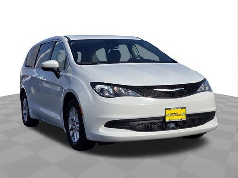 Used 2023 Chrysler Voyager LX image 3