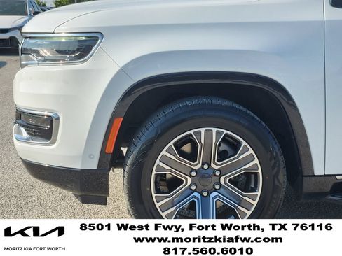 Used 2024 Jeep Wagoneer L Series II w/ Flexible Seating Group AWD/4WD image 8