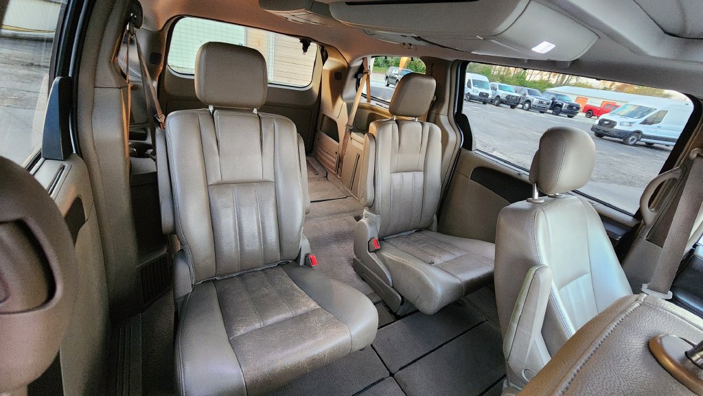 Used 2012 Chrysler Town & Country Touring-L w/ Entertainment Group #2 FWD image 40