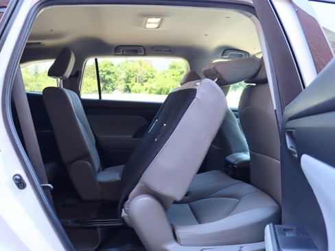 Used 2022 Toyota Highlander LE AWD/4WD image 17