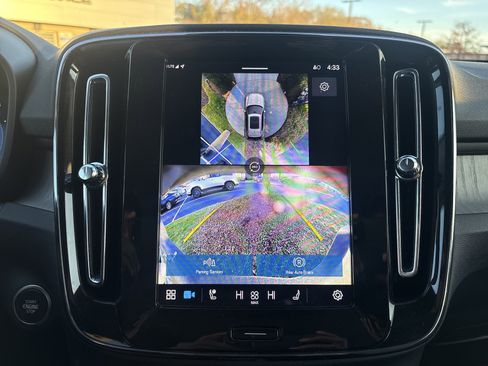 Used 2025 Volvo XC40 B5 Plus image 31