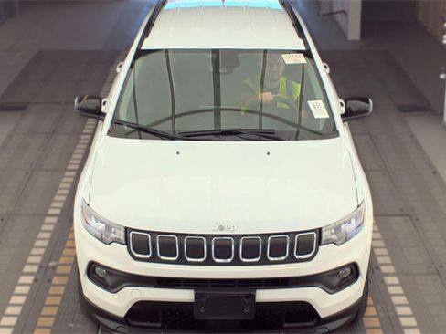 Used 2022 Jeep Compass Latitude w/ Convenience Group AWD/4WD image 2