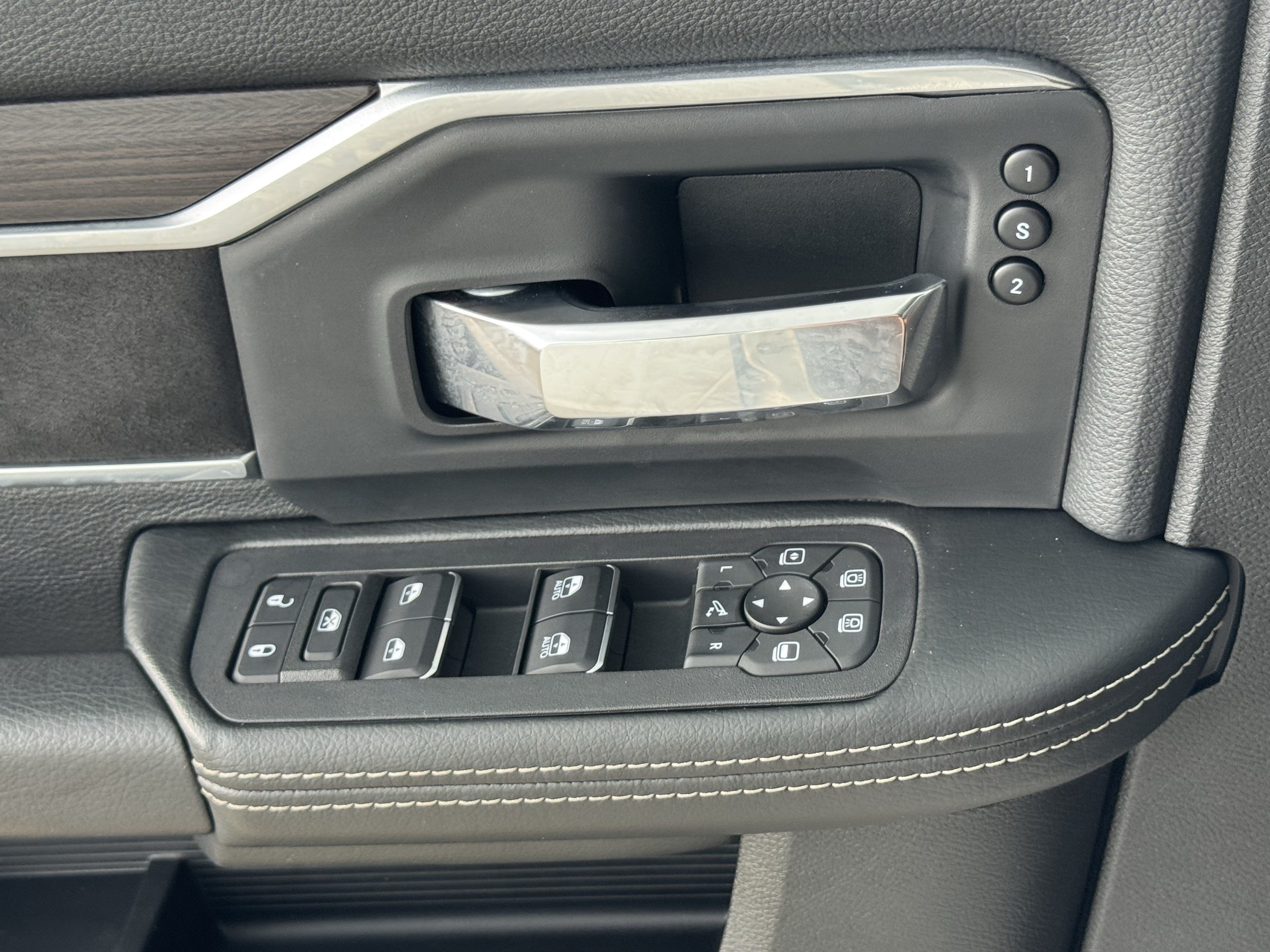 Used 2025 RAM 2500 Laramie AWD/4WD image 21