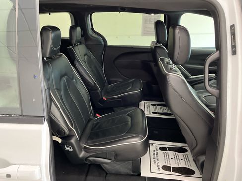 Used 2025 Chrysler Pacifica Limited FWD image 20